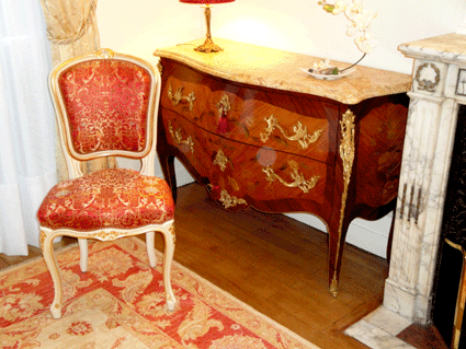 Commode Louis XV en bois de rose et bois de violette dessus marbre, 