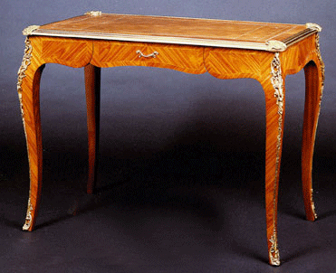 Bureau Louis XV en bois de rose - desuus cuir - bronze doé à l'or fin
